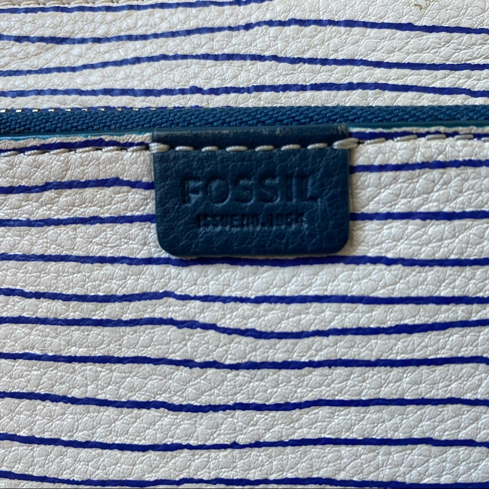 Small Leather Fossil Crossbody - Picture 4 of 12